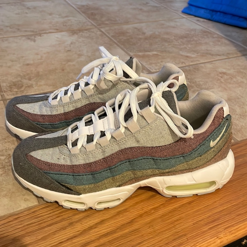 Nike AirMax (men’s 7, women’s 8.5, EU 40)
